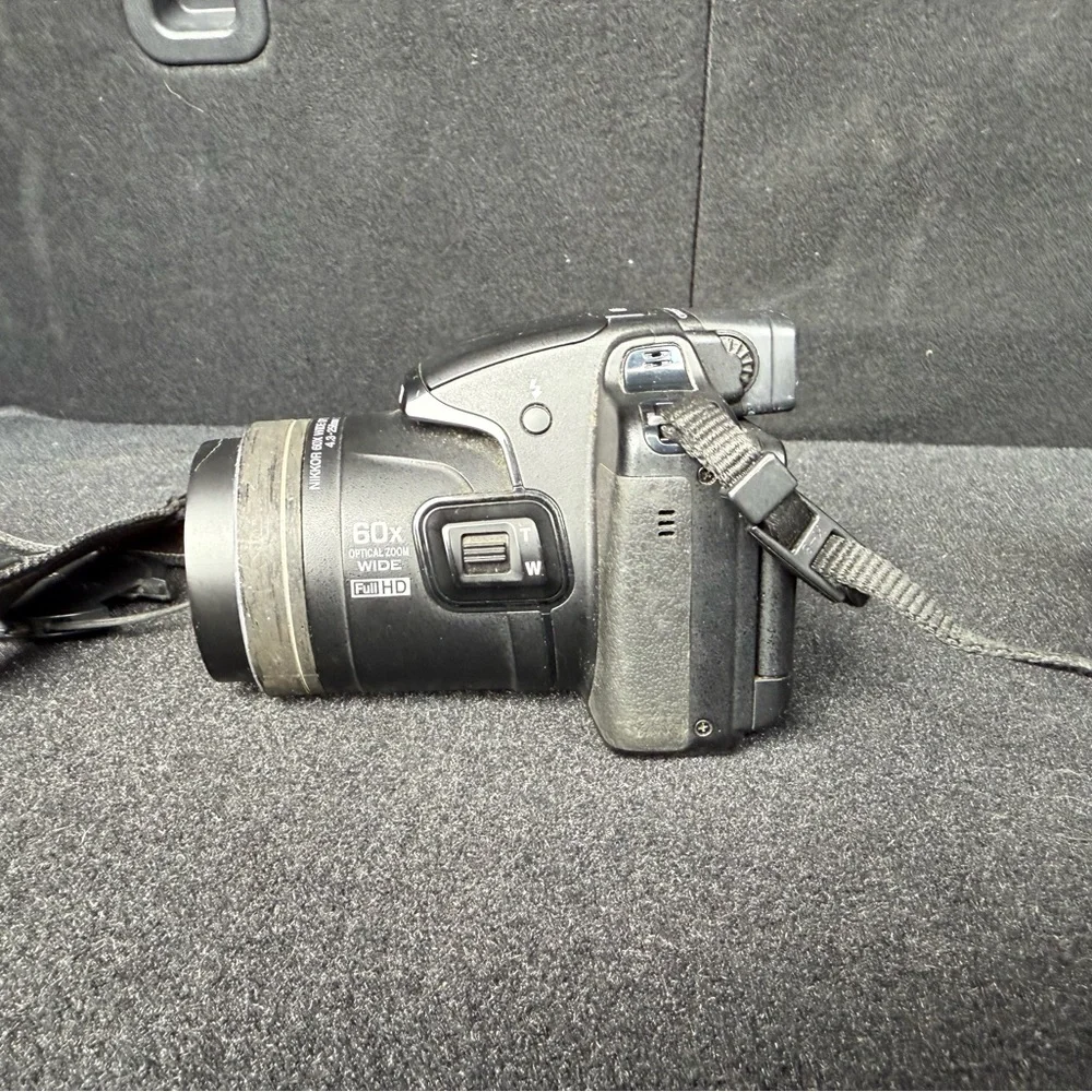 Nikon coolpix p600 camera with charger and battery